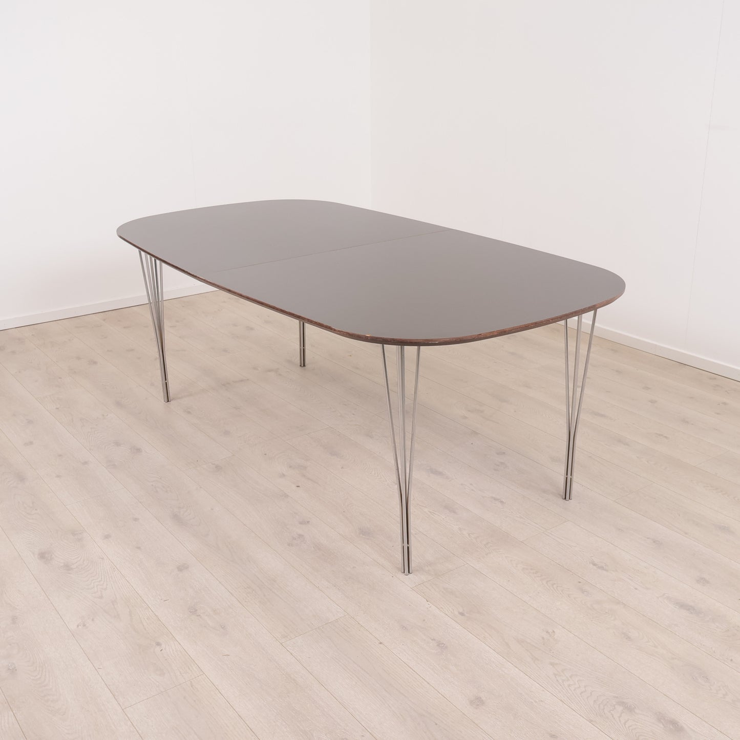 200/248 x 104 cm. Haslev spisebord med illeggsplater i sort/krom