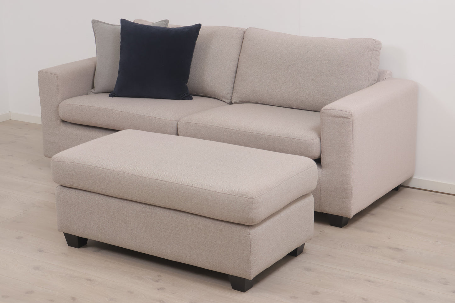 Nyrenset | Grå/beige Hjort Knudsen 2,5-seter sofa med puff