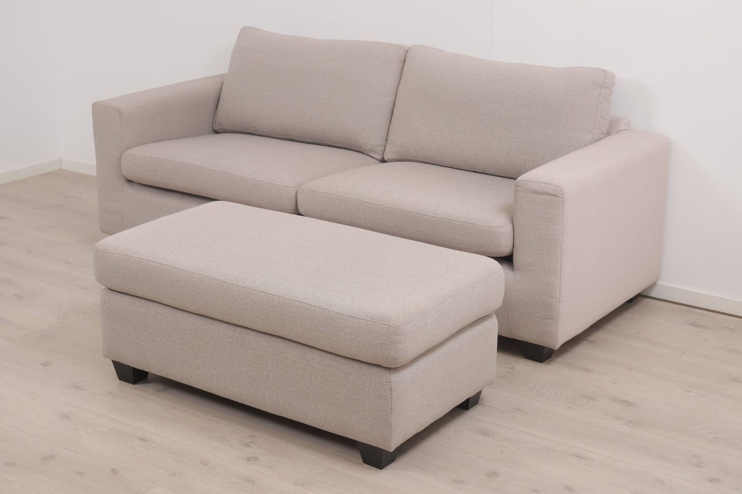 Nyrenset | Grå/beige Hjort Knudsen 2,5-seter sofa med puff