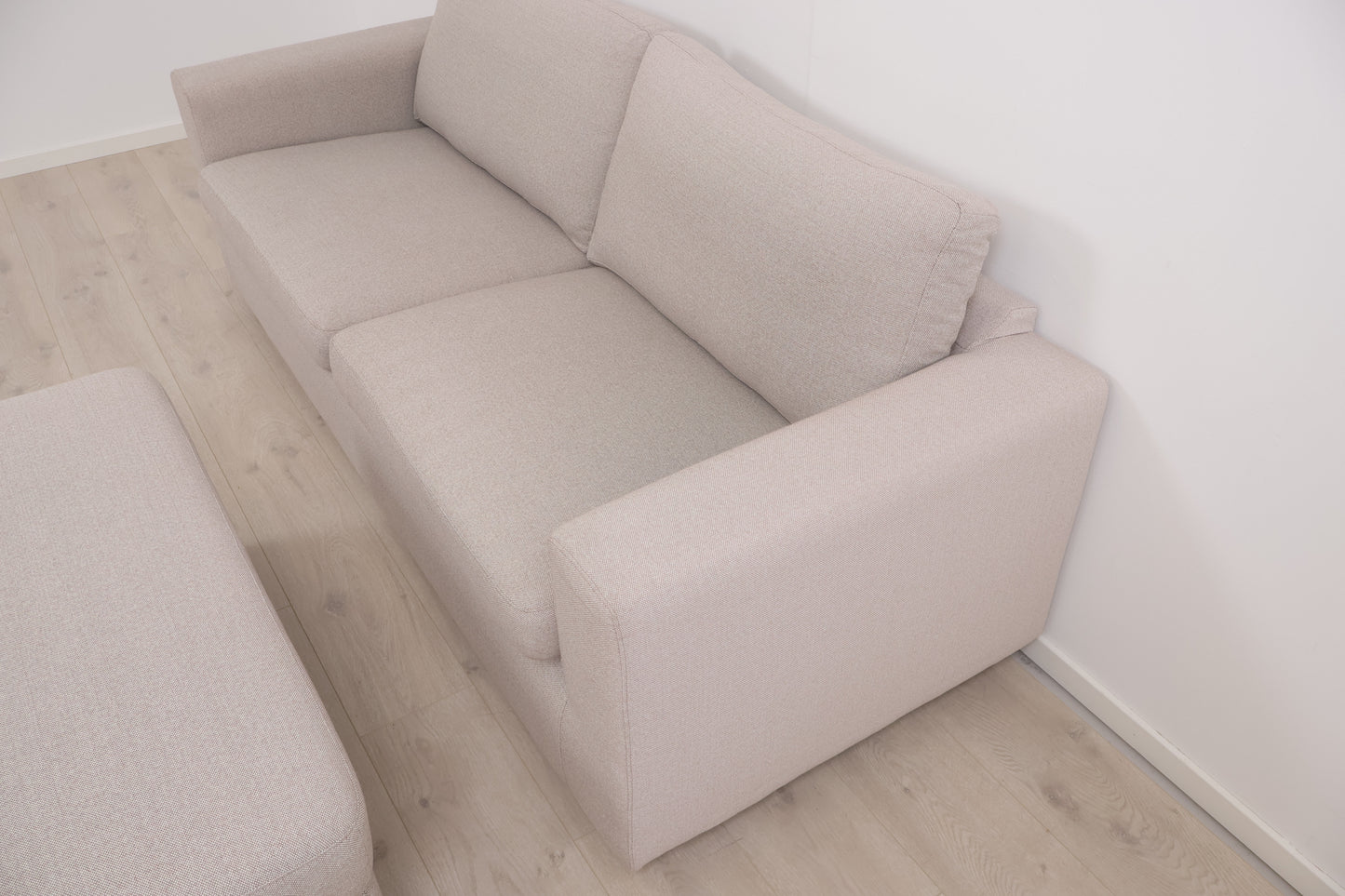 Nyrenset | Grå/beige Hjort Knudsen 2,5-seter sofa med puff