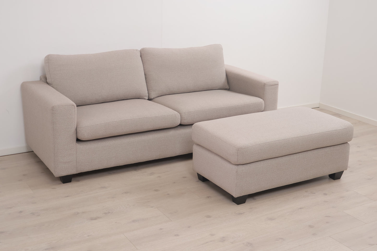 Nyrenset | Grå/beige Hjort Knudsen 2,5-seter sofa med puff