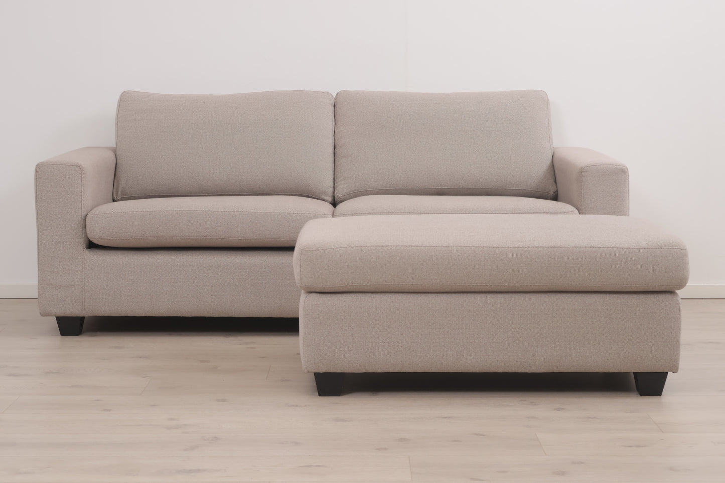 Nyrenset | Grå/beige Hjort Knudsen 2,5-seter sofa med puff