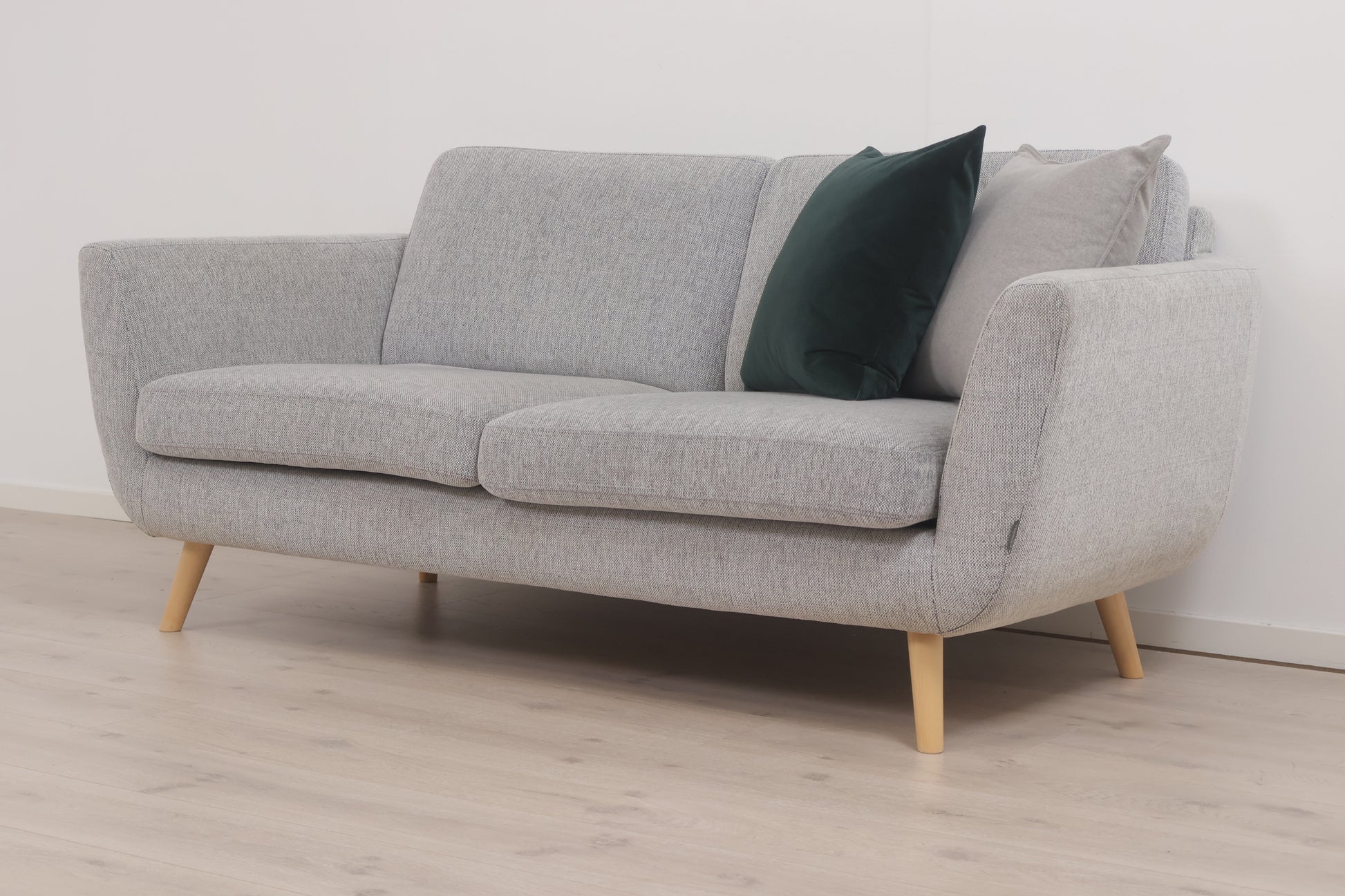 Nyrenset | Grå Sun 2-seter sofa med eikebein fra Furninova
