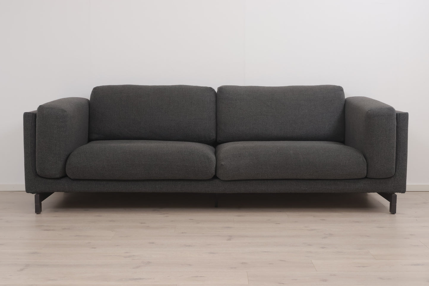 Nyrenset | Mørk grå IKEA Nockeby 3-seter sofa