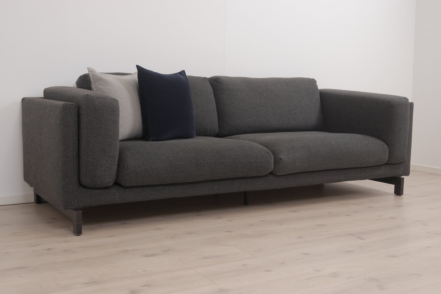 Nyrenset | Mørk grå IKEA Nockeby 3-seter sofa