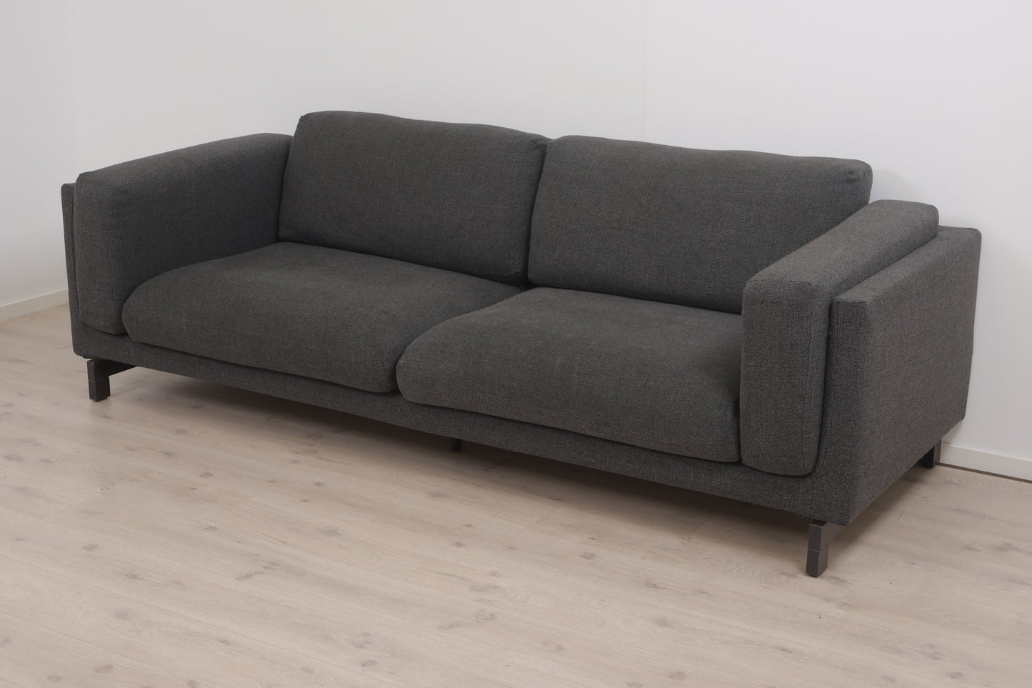 Nyrenset | Mørk grå IKEA Nockeby 3-seter sofa