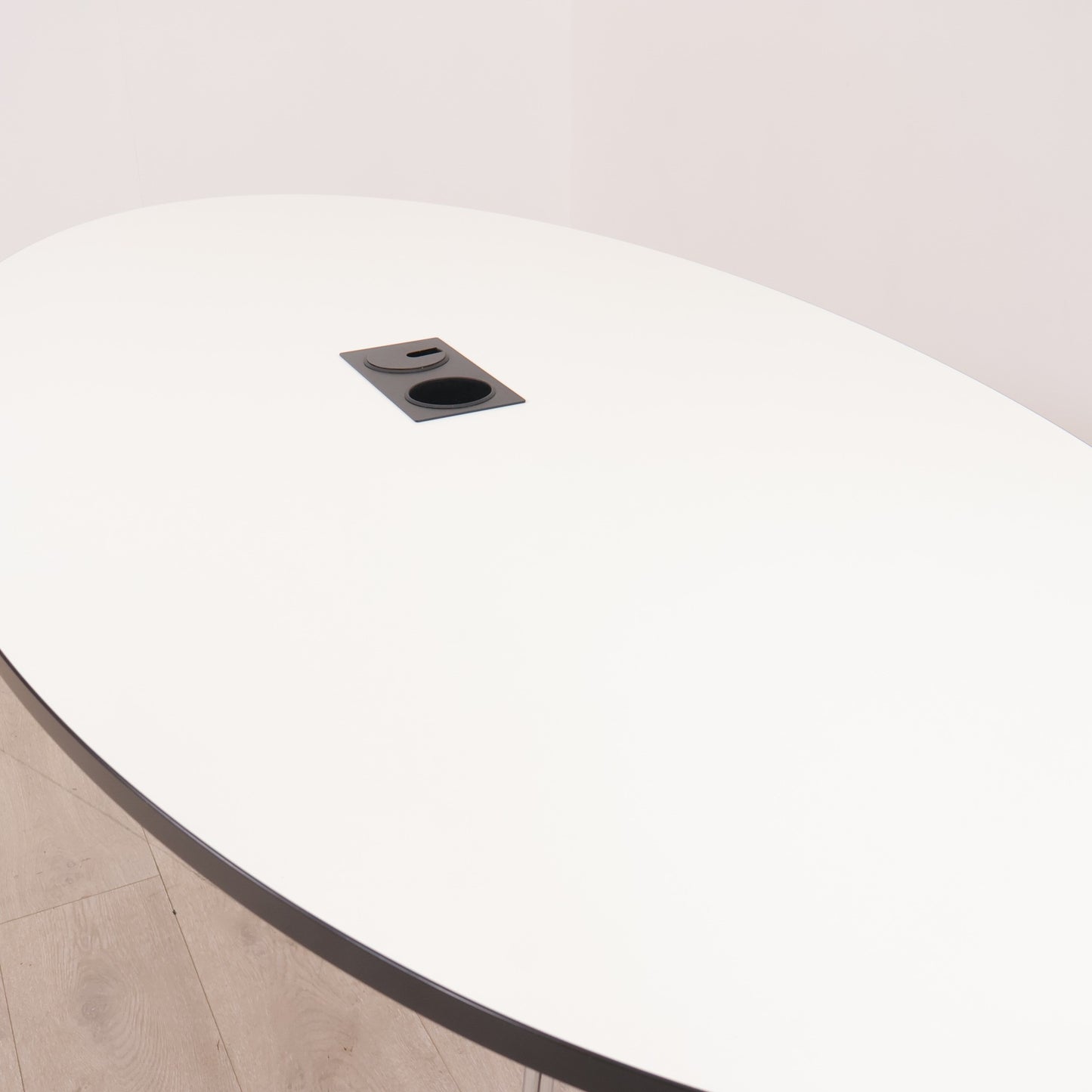 190x90 cm, Ovalt møtebord i fargen hvit med mulighet for strømtilkobling