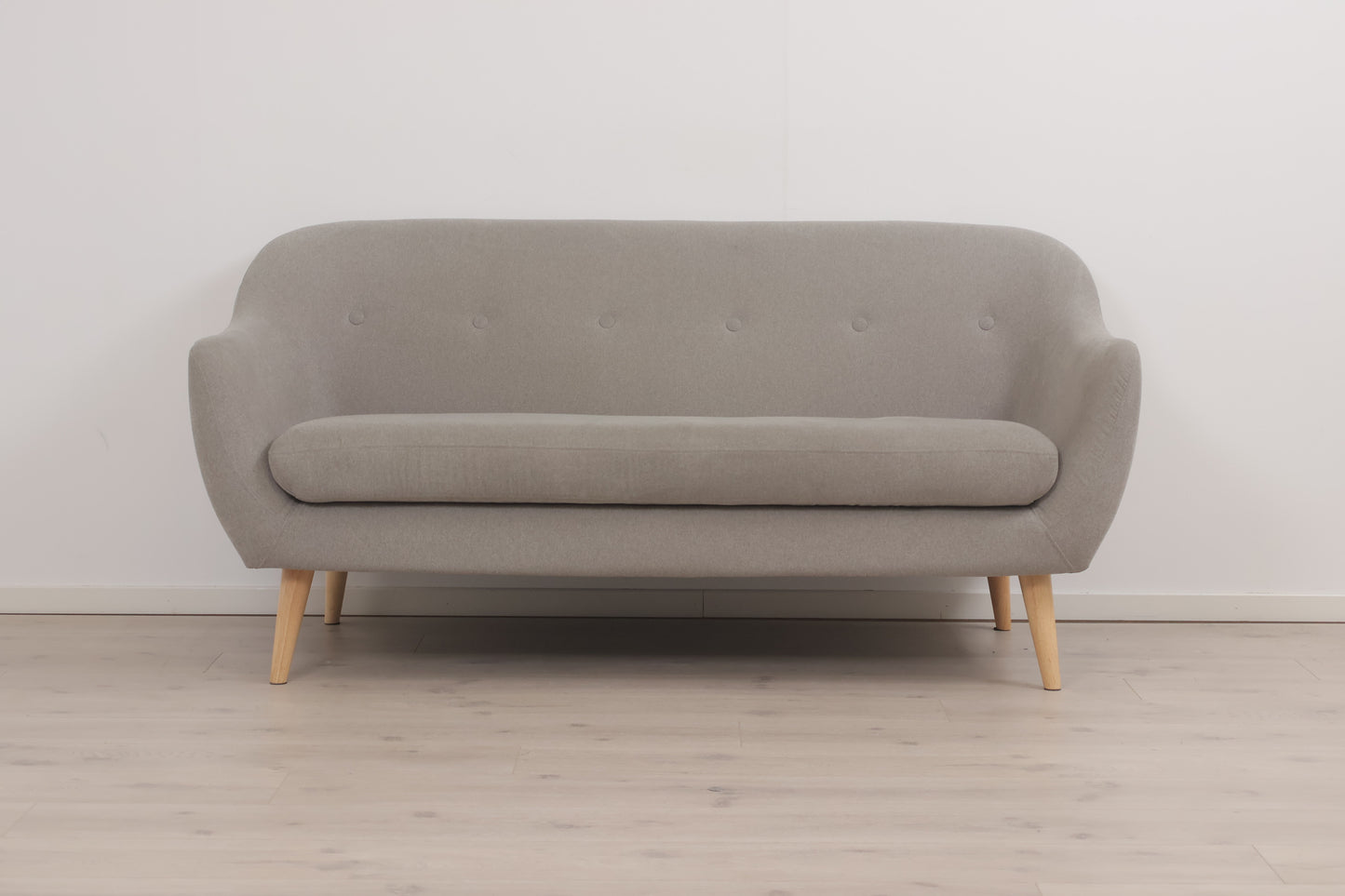 Nyrenset | Lys grå Jysk Egedal 2,5-seter sofa med eikebein