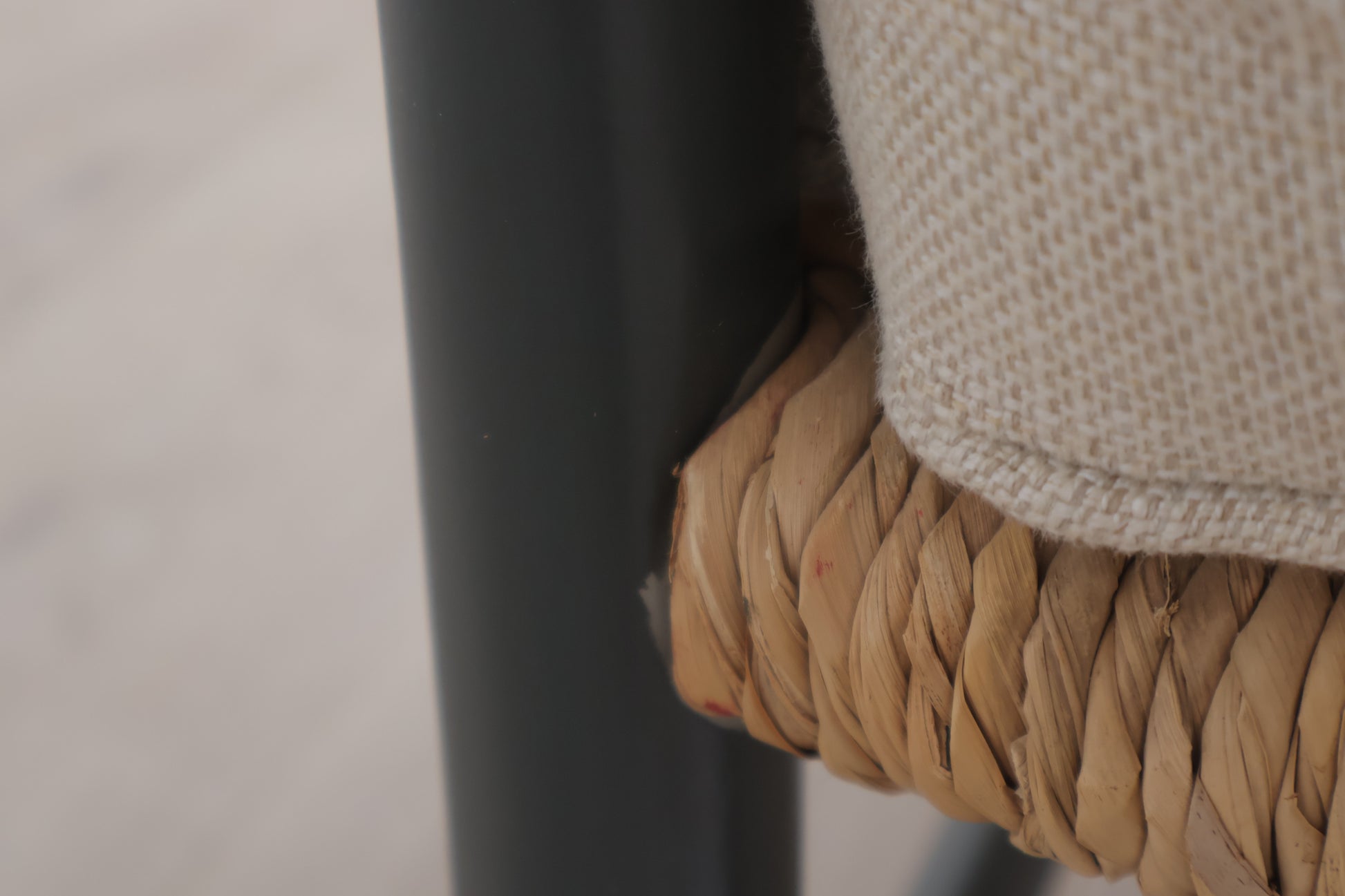 Nyrenset | Kremhvit lenestol i malt treverk