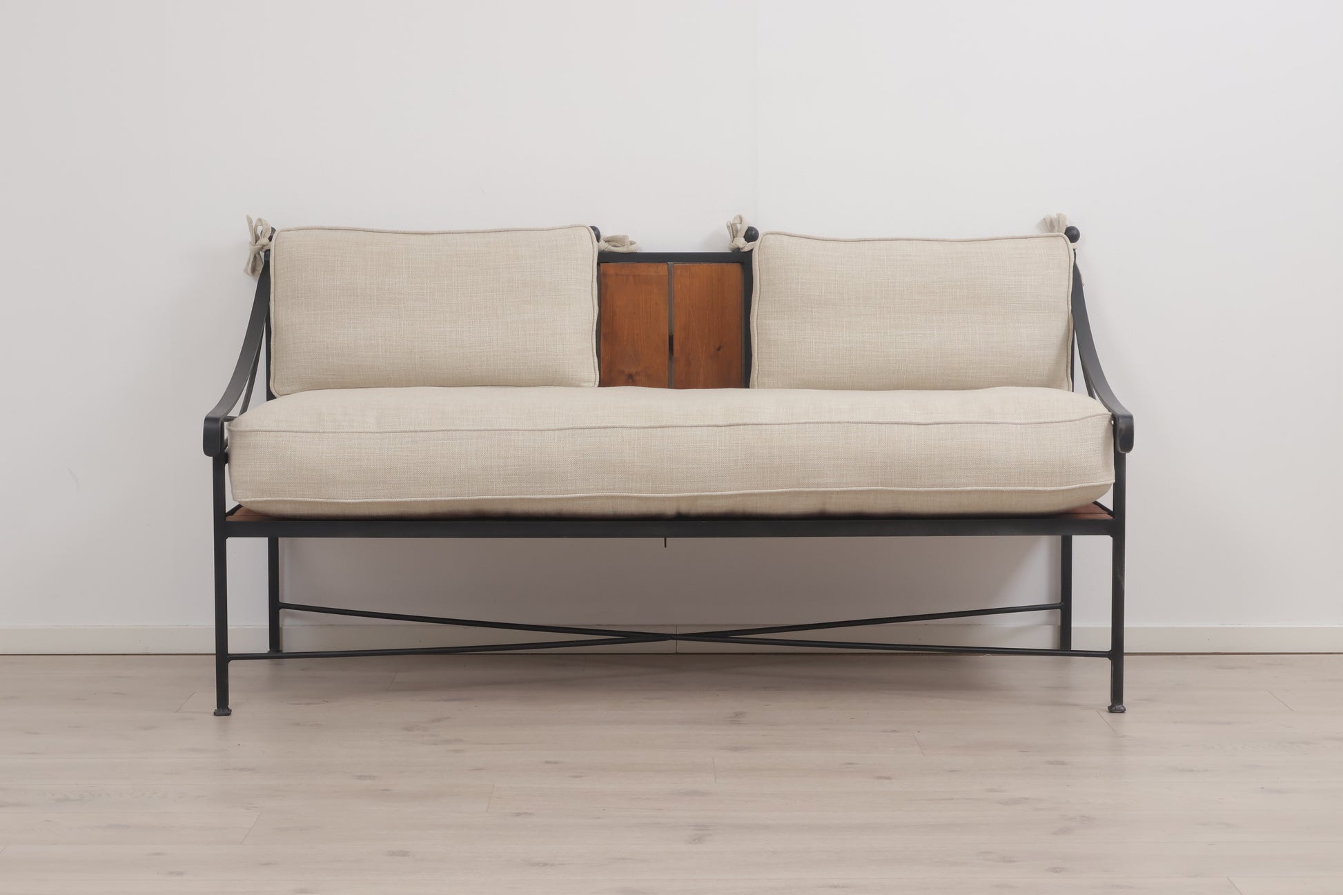 Nyrenset | Kremhvit 2-seter sofa med ramme i smijern