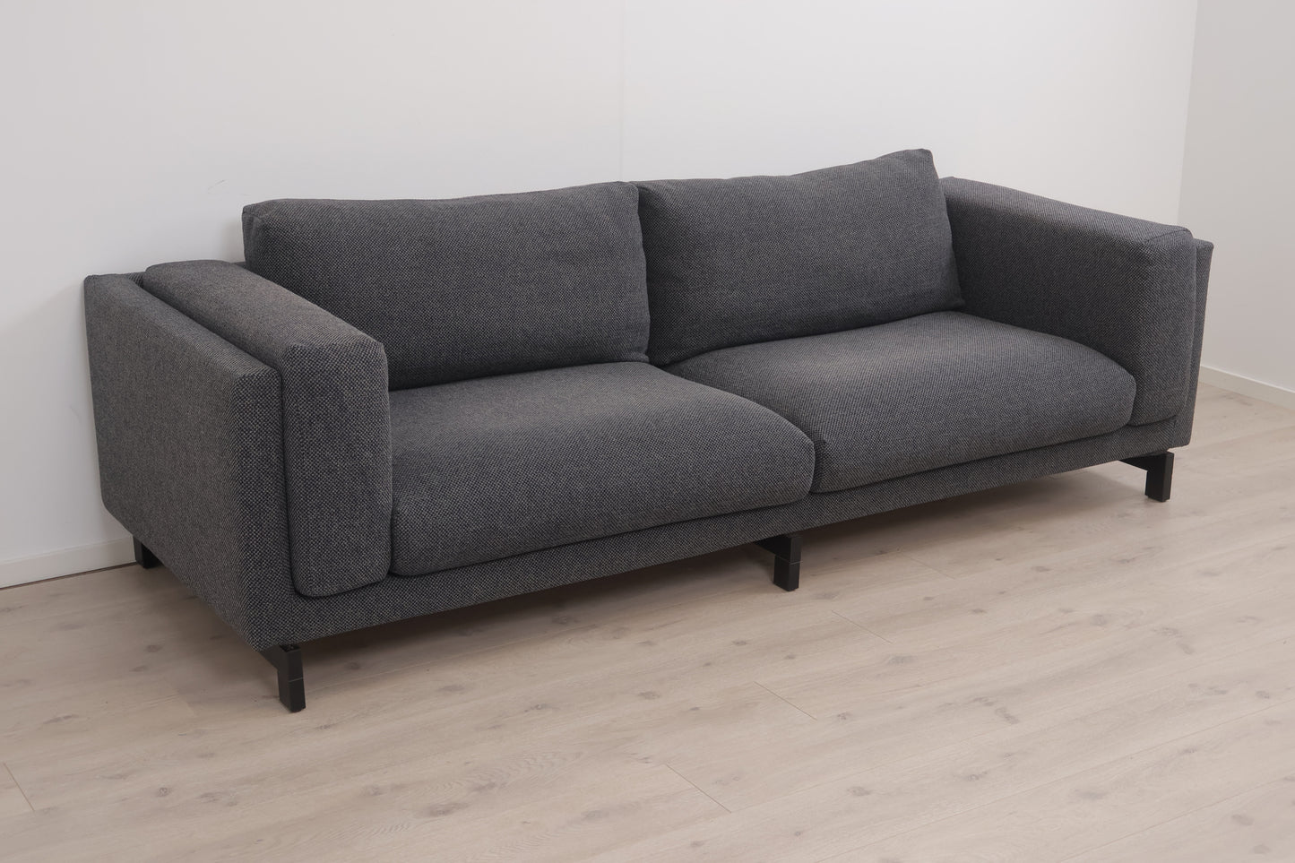 Nyrenset | Mørk grå IKEA Nockeby 3-seter sofa