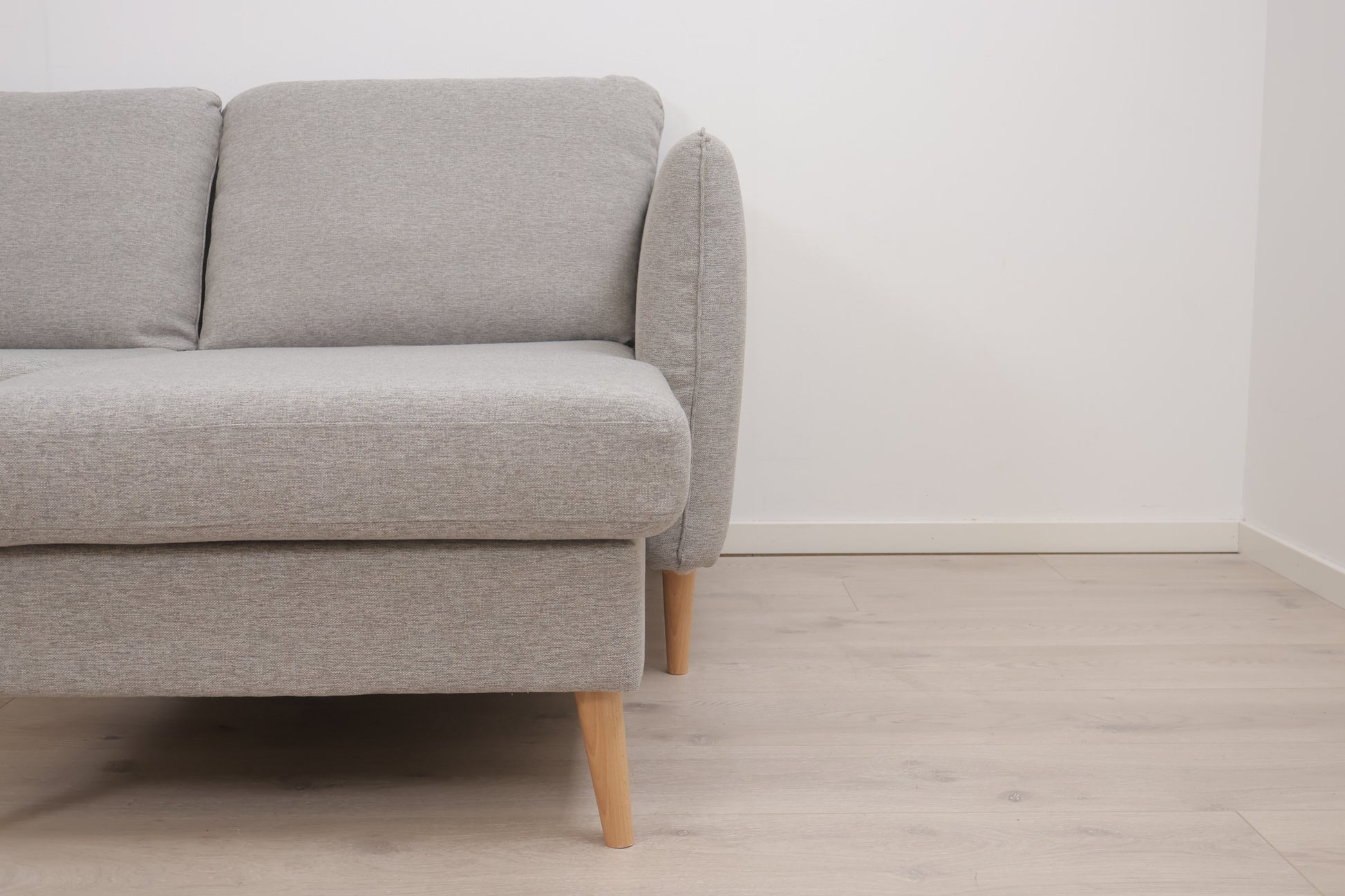 Nyrenset | Lys grå Jysk Aarhus u-sofa med 2 stk sjeselonger