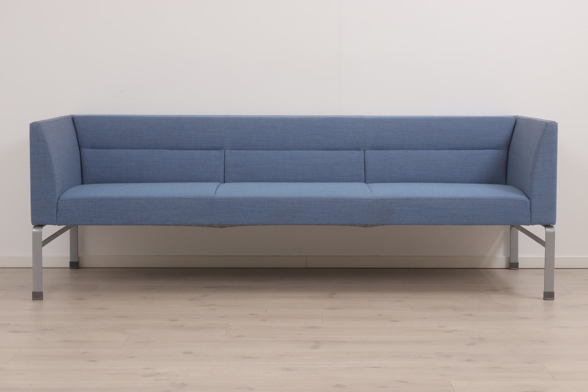 Nyrenset | Lys blå Kinnarps Wilson 3-seter sofa