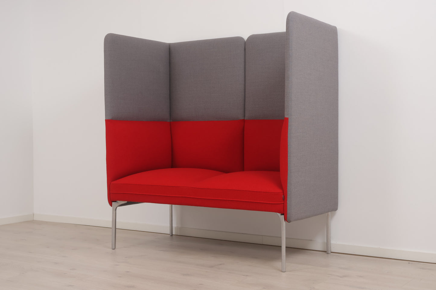 Utmerket tilstand | Fora Form Senso 2-seter sofa med lydabsorberende vegger