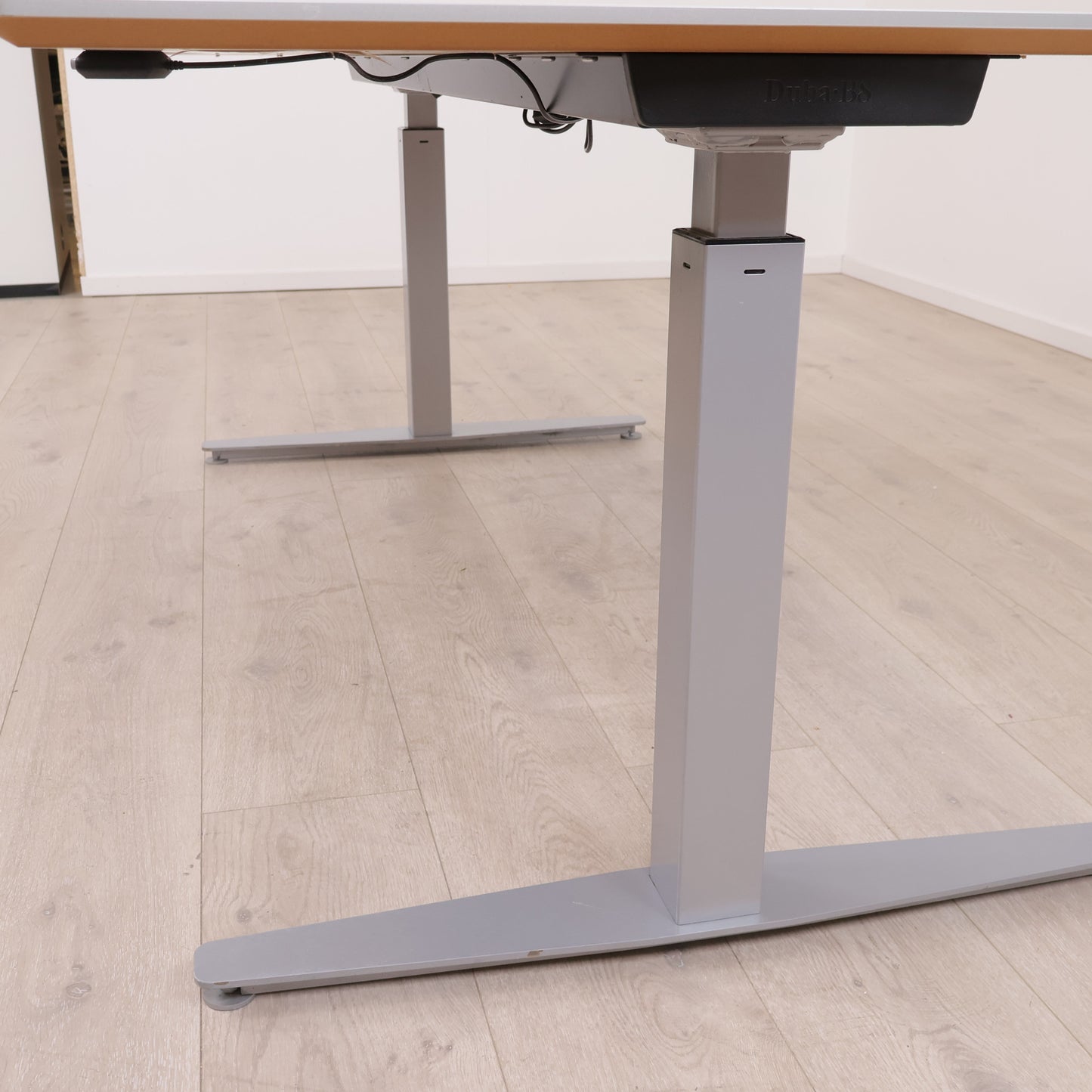 180x90 cm, DUBA B8 elektrisk hev/senk skrivebord med magebue