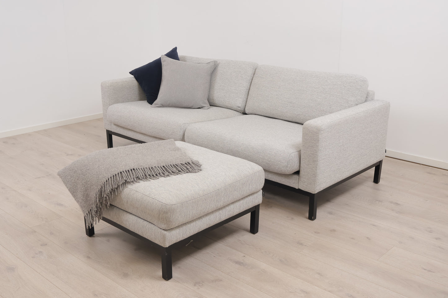 Nyrenset | Lys grå Bolia North 3-seter sofa med puff