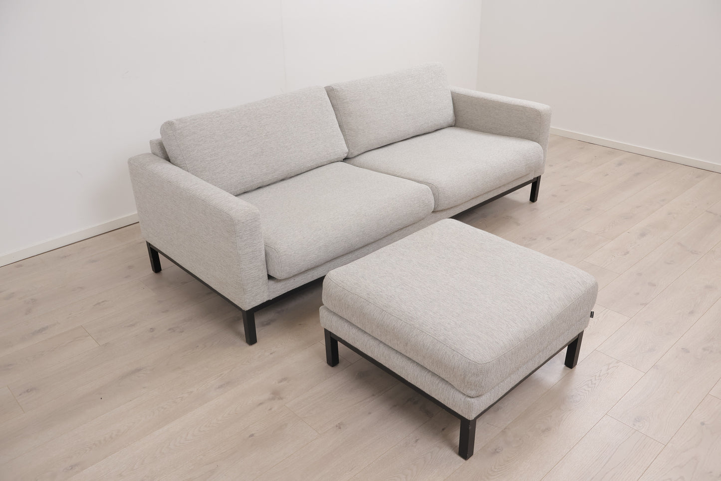 Nyrenset | Lys grå Bolia North 3-seter sofa med puff