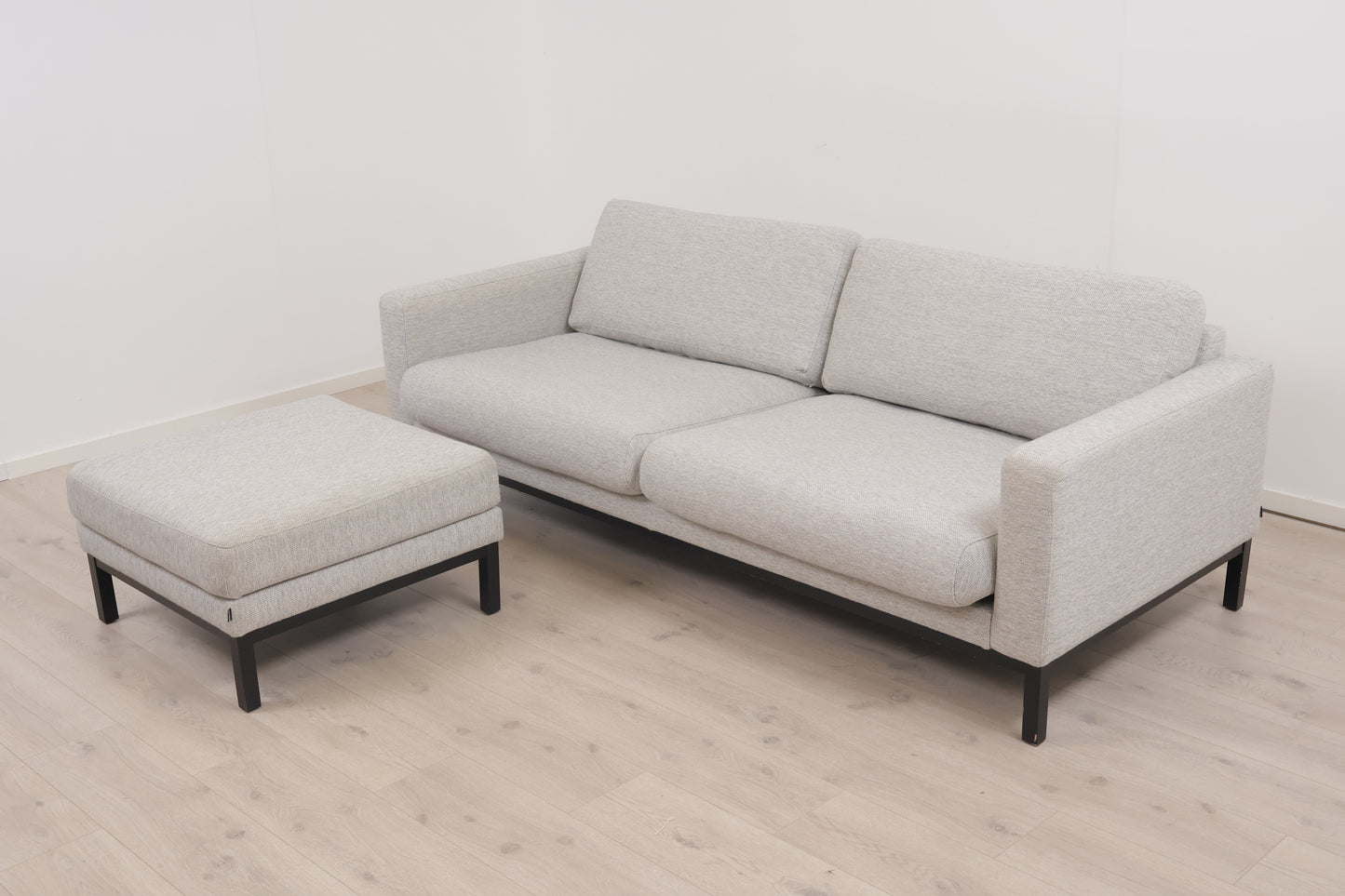 Nyrenset | Lys grå Bolia North 3-seter sofa med puff