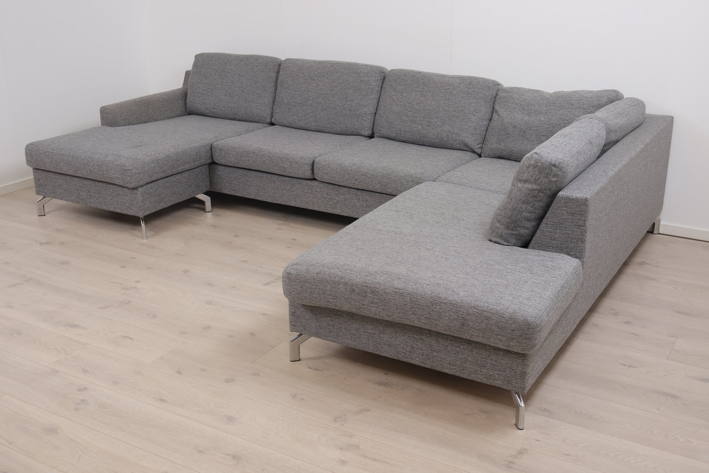 Nyrenset | Lys grå u-sofa med sjeselong
