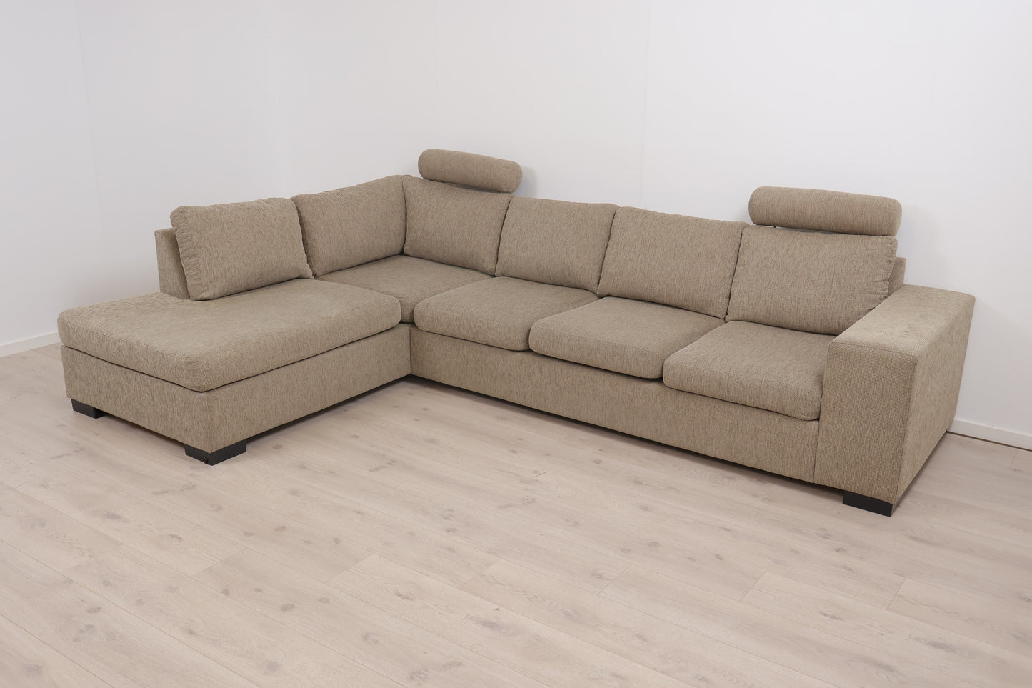 Nyrenset | Brun/beige hjørnesofa med åpen ende