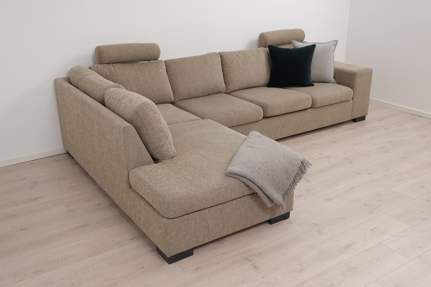 Nyrenset | Brun/beige hjørnesofa med åpen ende