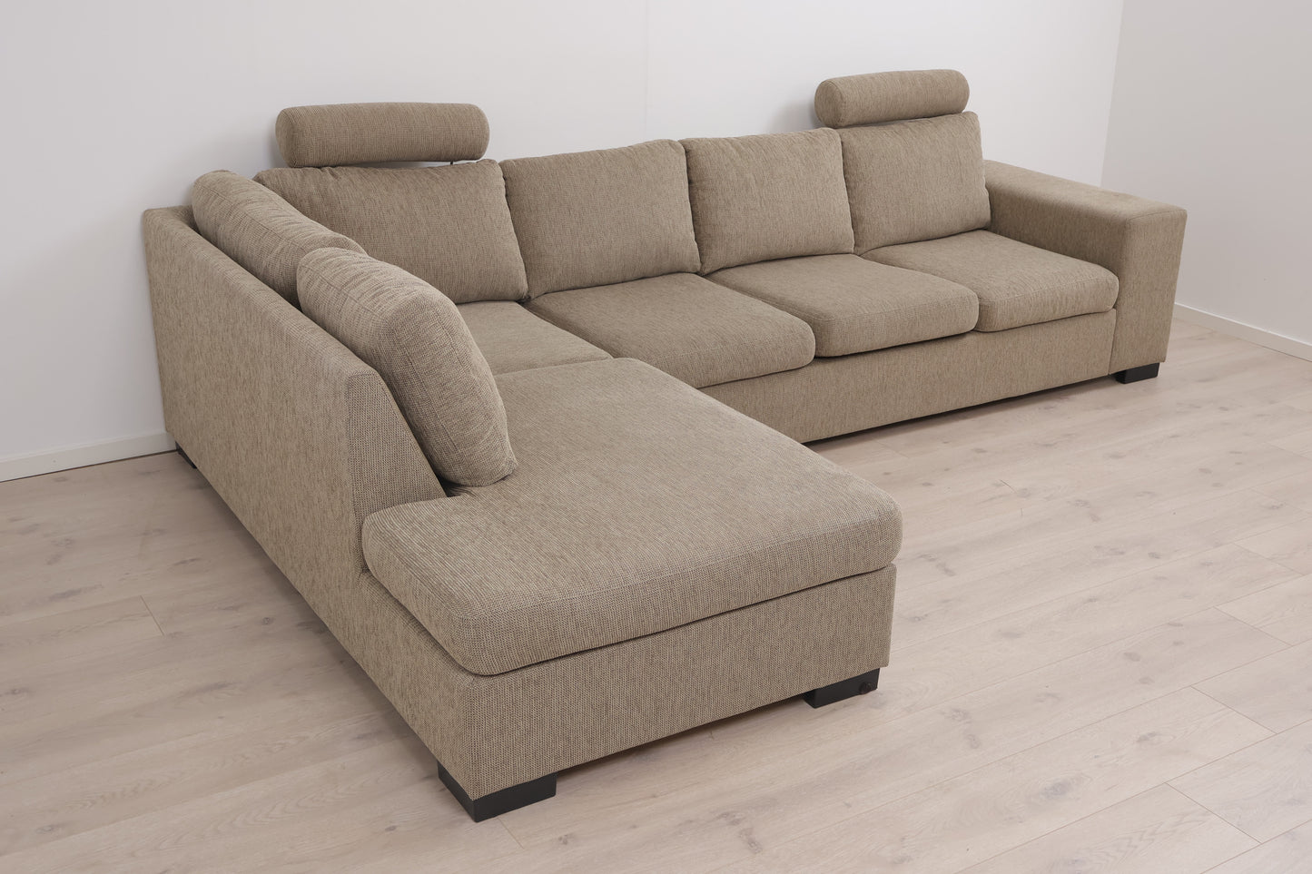 Nyrenset | Brun/beige hjørnesofa med åpen ende