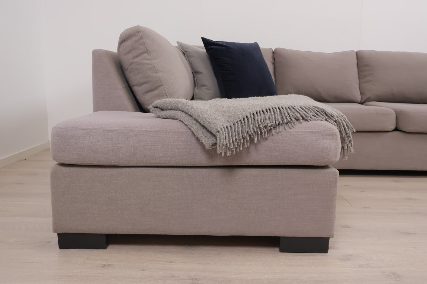 Nyrenset | Brun/beige hjørnesofa med åpen ende