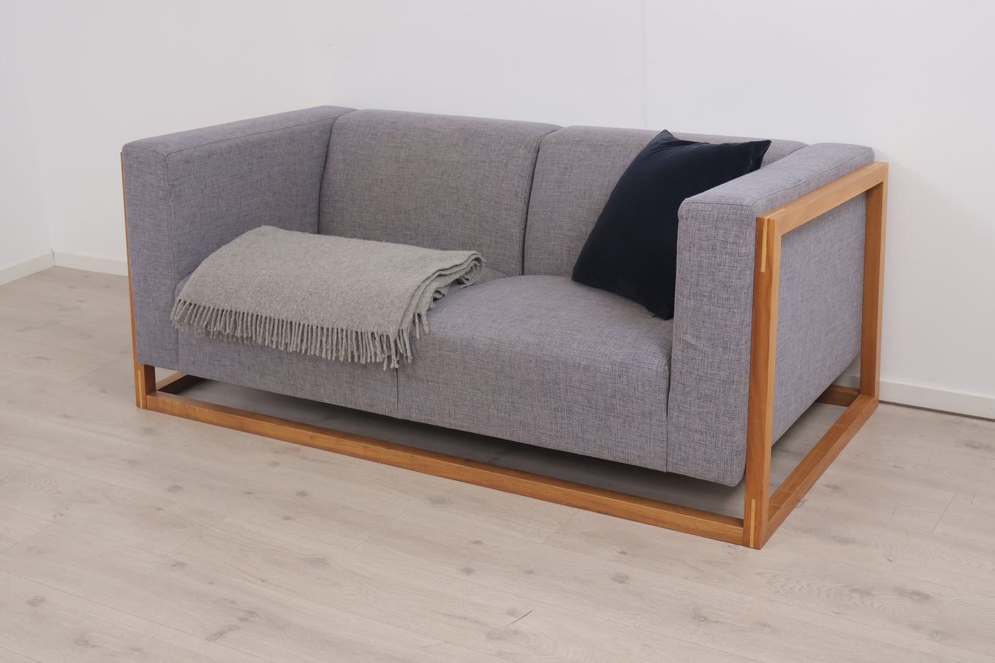 Nyrenset | Grå/lilla Bolia Curb 2,5-seter sofa med treramme