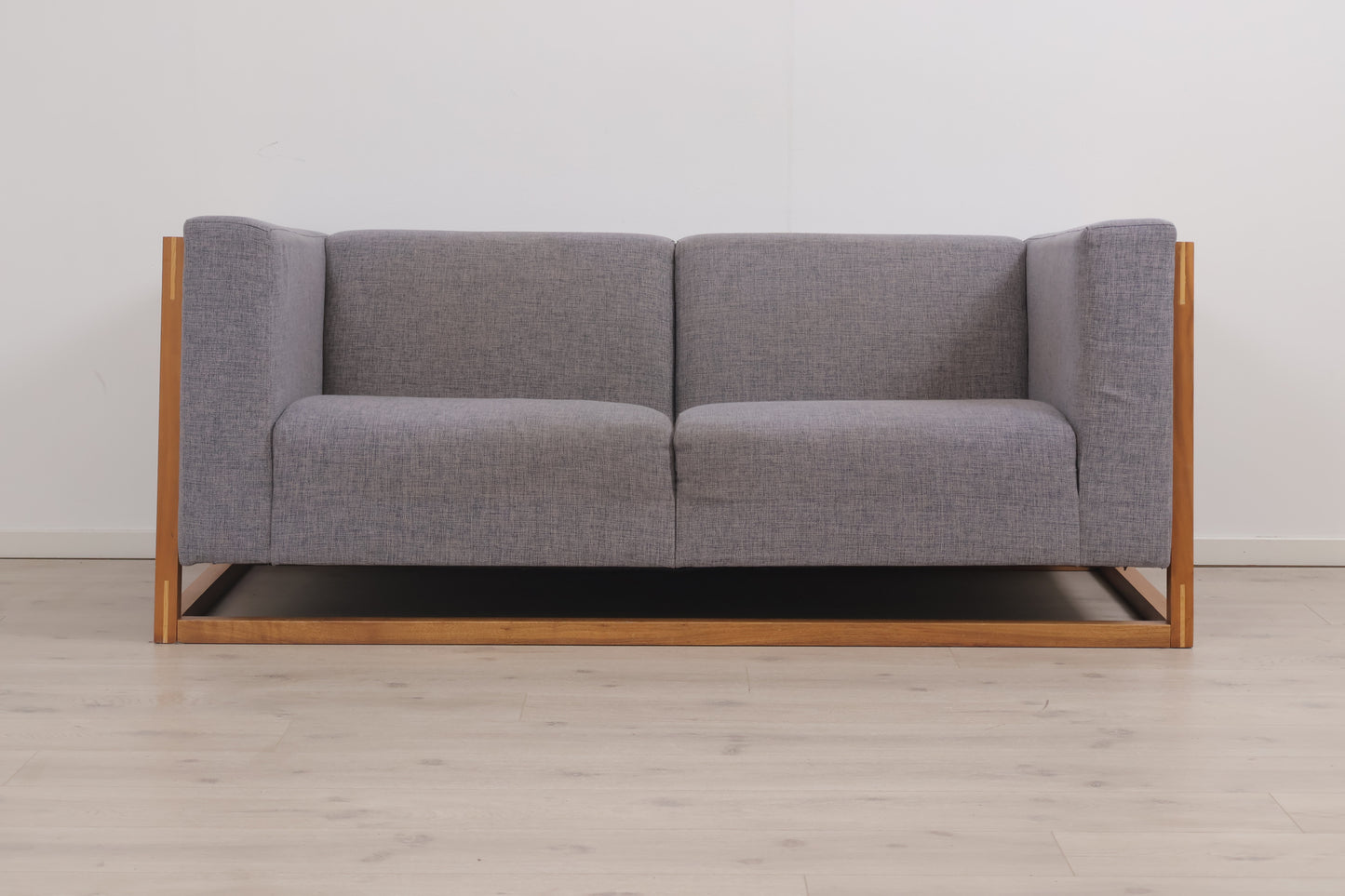 Nyrenset | Grå/lilla Bolia Curb 2,5-seter sofa med treramme