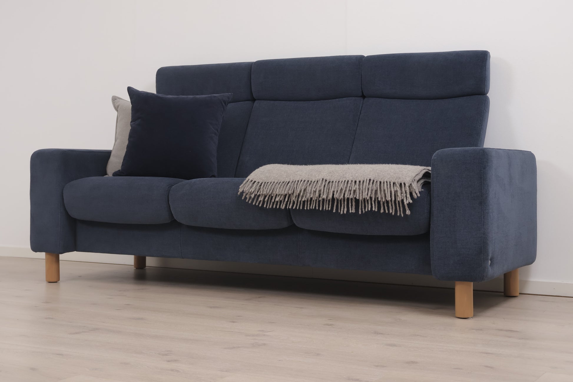Nyrenset | Mørk blå Stressless 3-seter sofa med ErgoAdapt