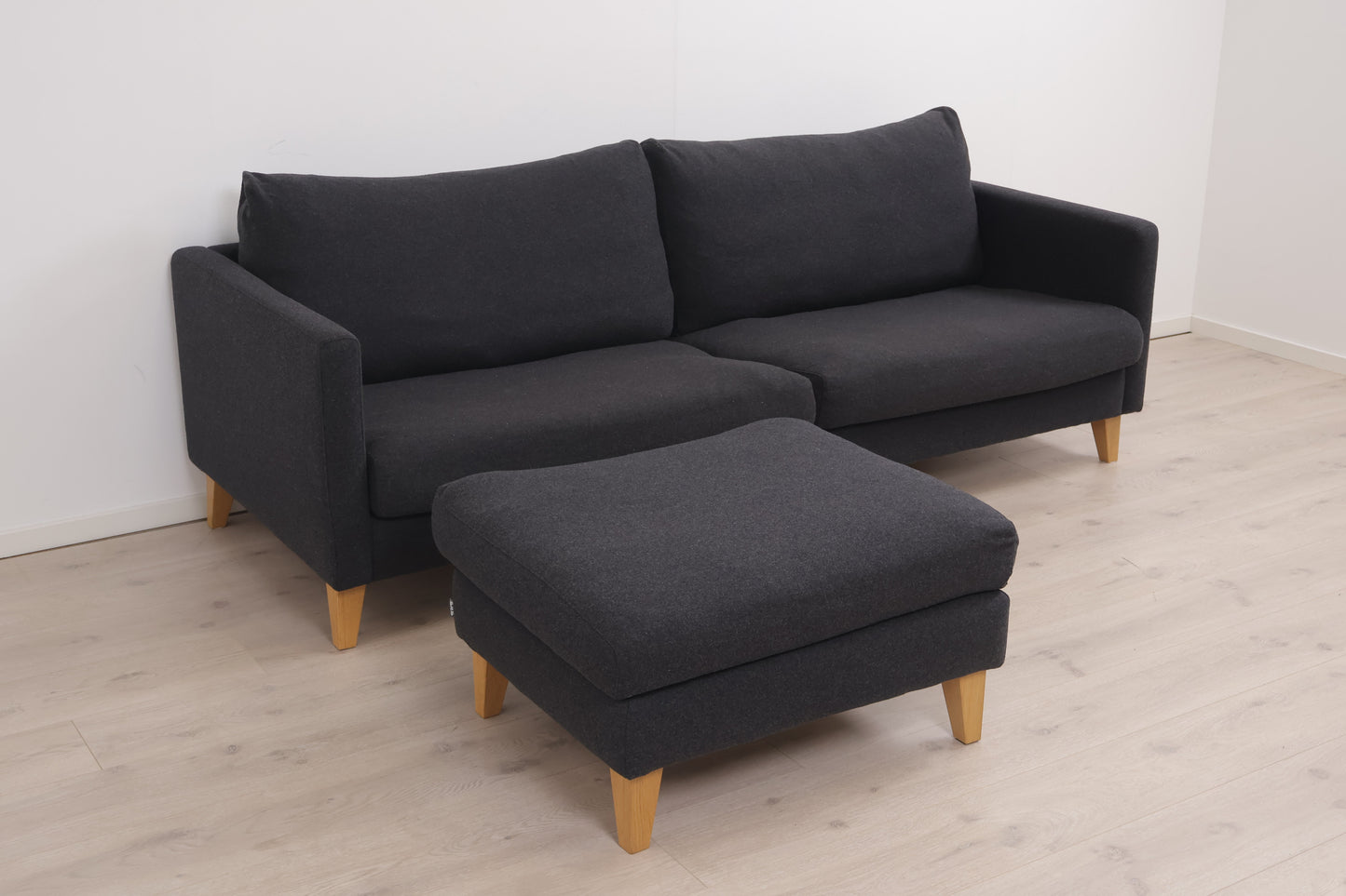 Nyrenset | Mørk grå SITS 3-seter sofa med puff i ullstoff