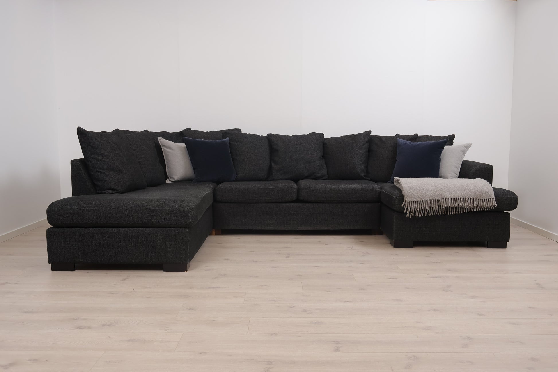Nyrenset | Romslig mørk grå u-sofa med sjeselong