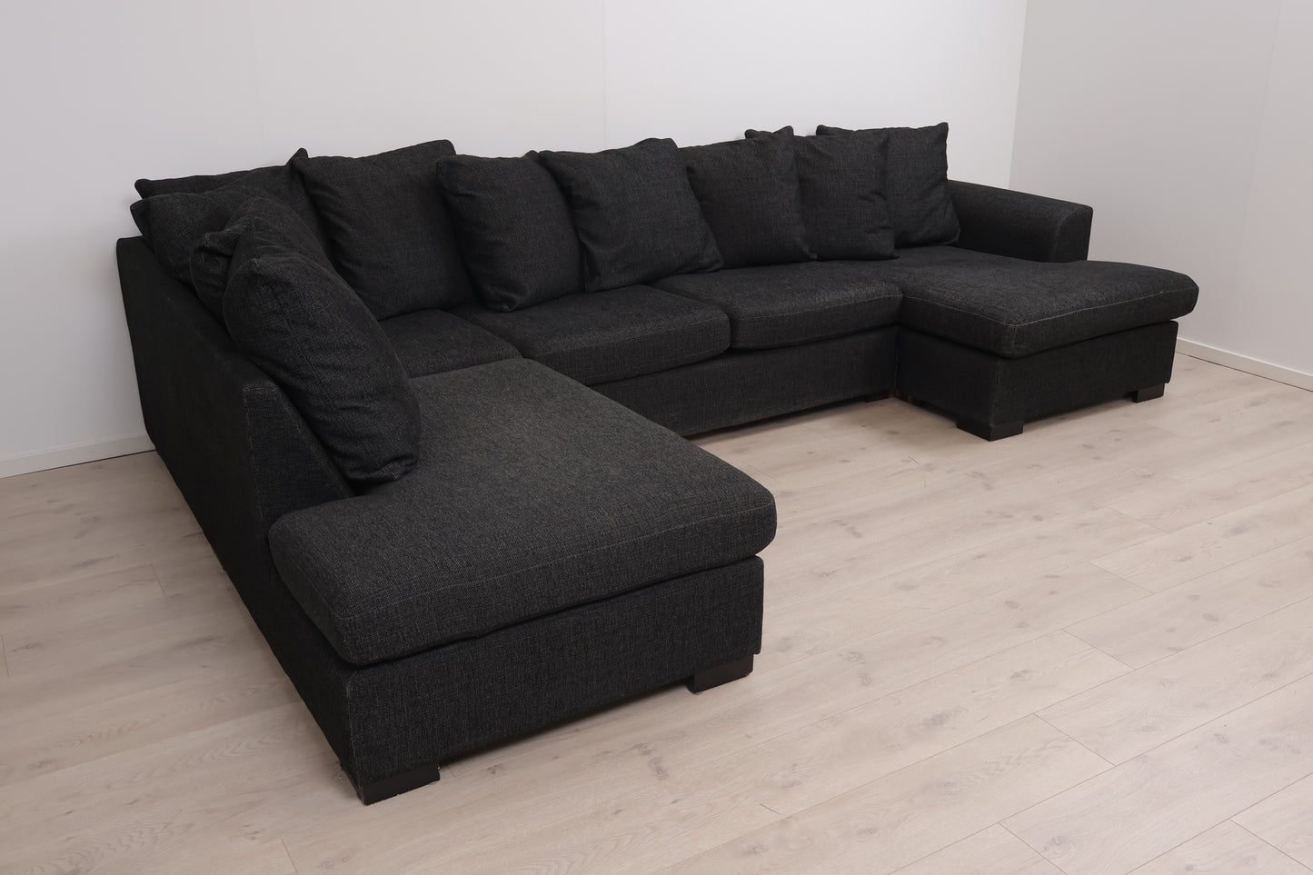 Nyrenset | Romslig mørk grå u-sofa med sjeselong