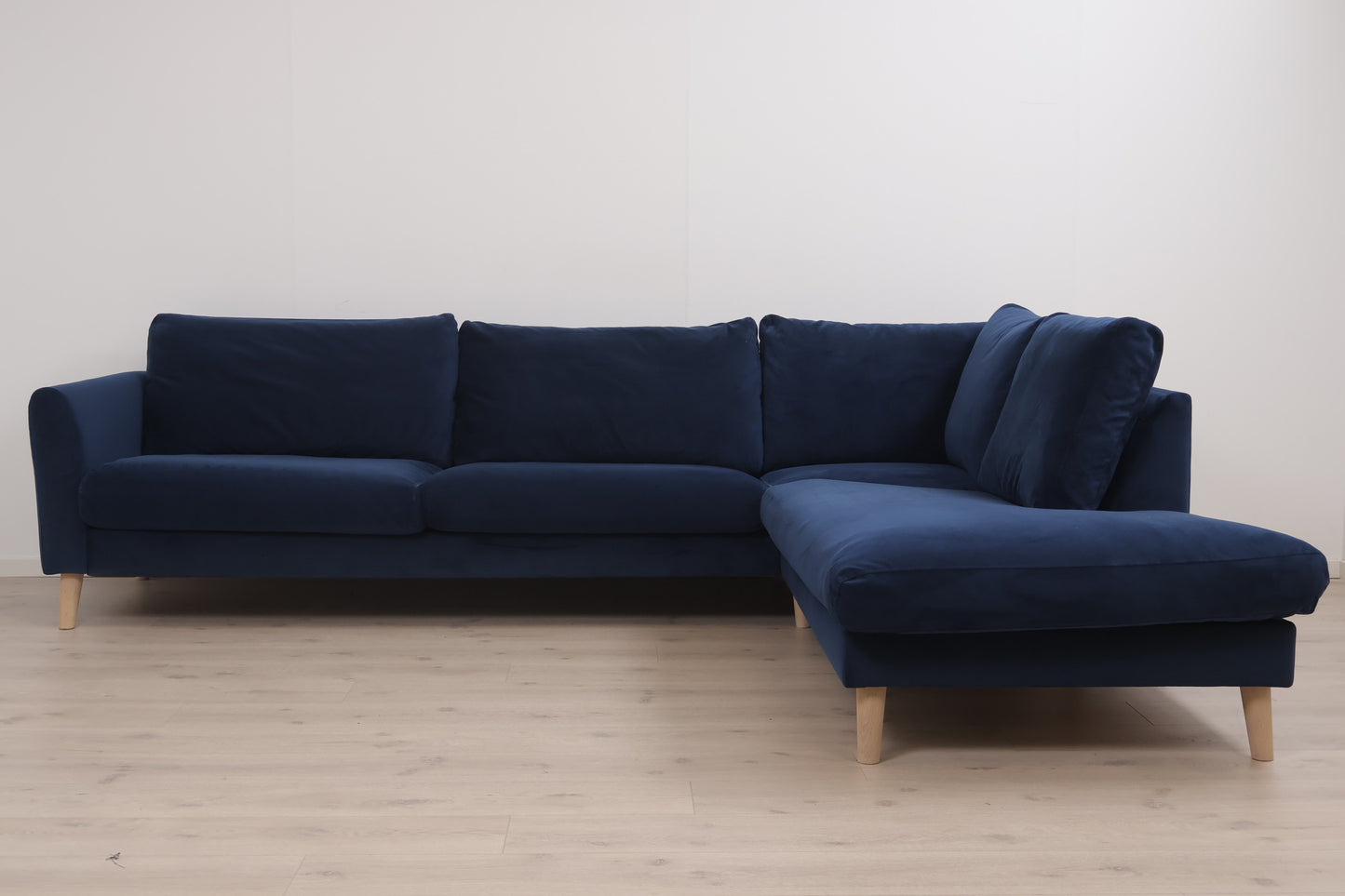 Nyrenset | Blå hjørnesofa med åpen ende i velur