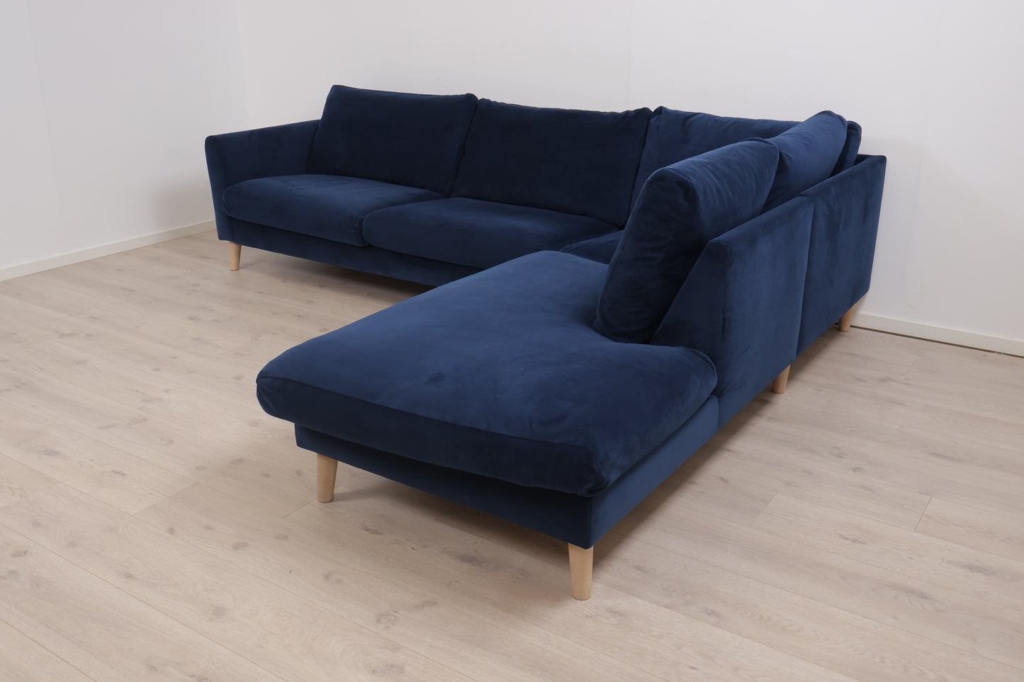 Nyrenset | Blå hjørnesofa med åpen ende i velur