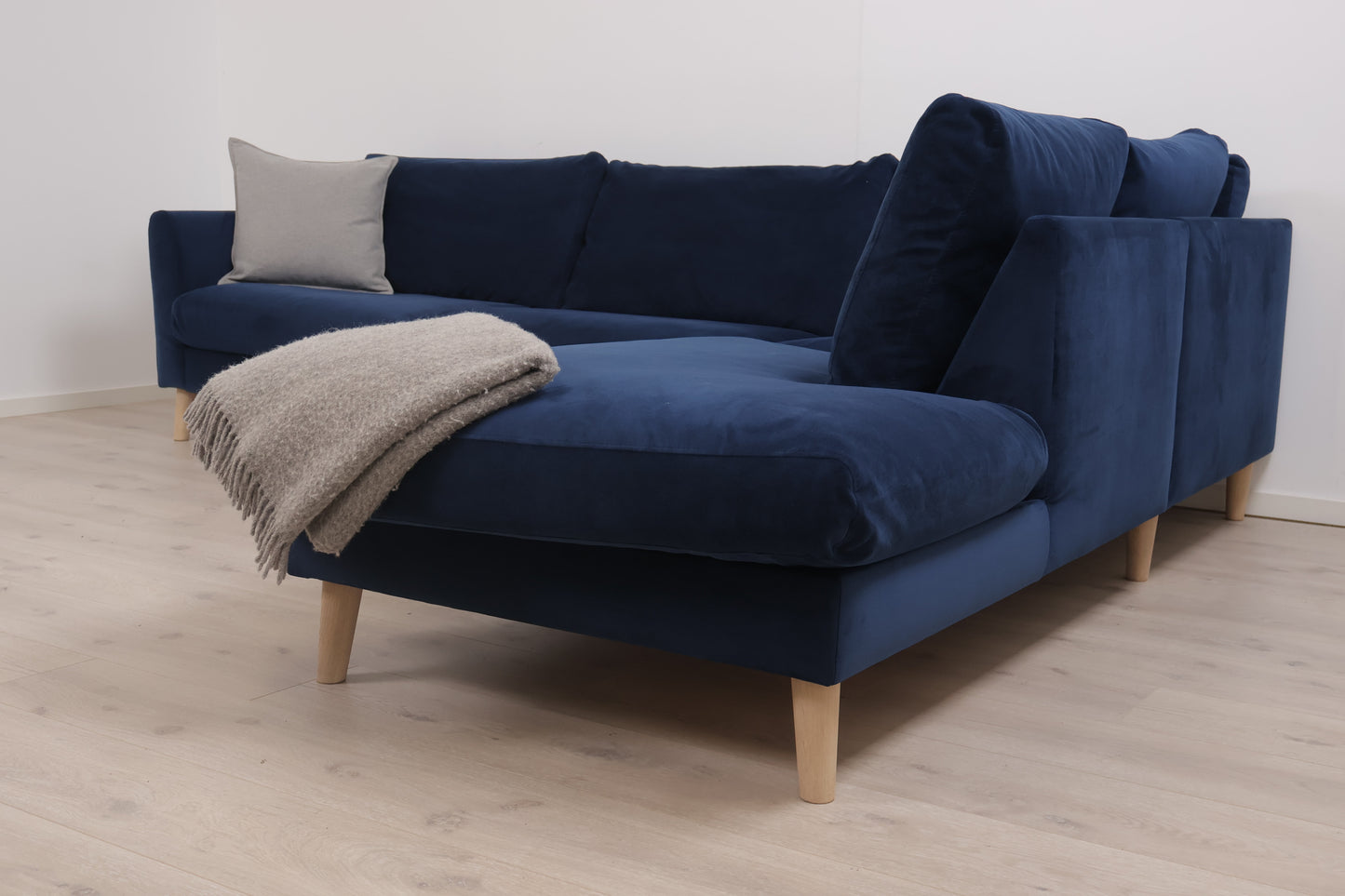 Nyrenset | Blå hjørnesofa med åpen ende i velur