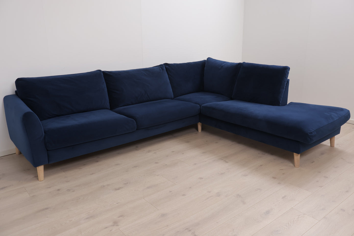 Nyrenset | Blå hjørnesofa med åpen ende i velur
