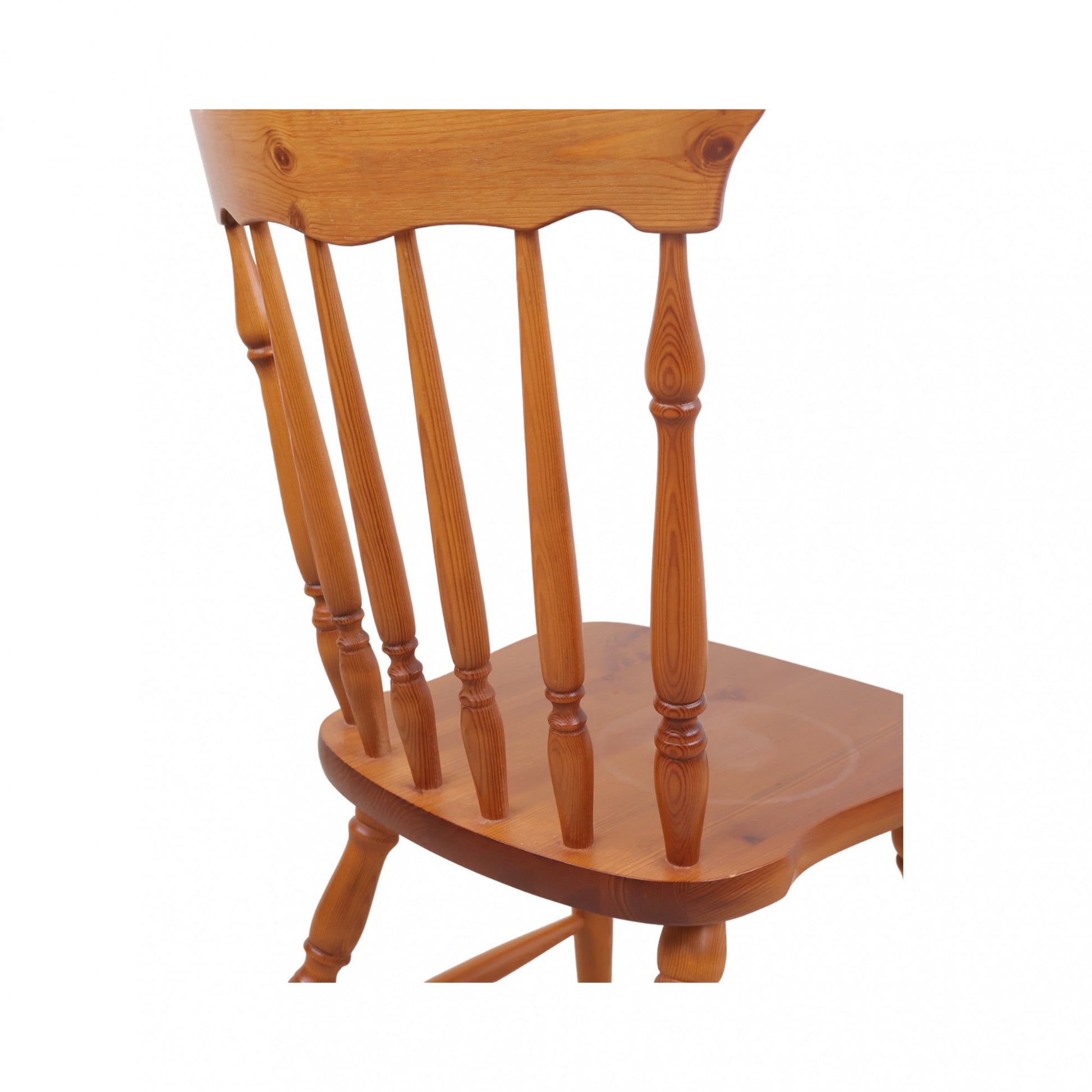 Tradisjonelt designet pinnestol av tre