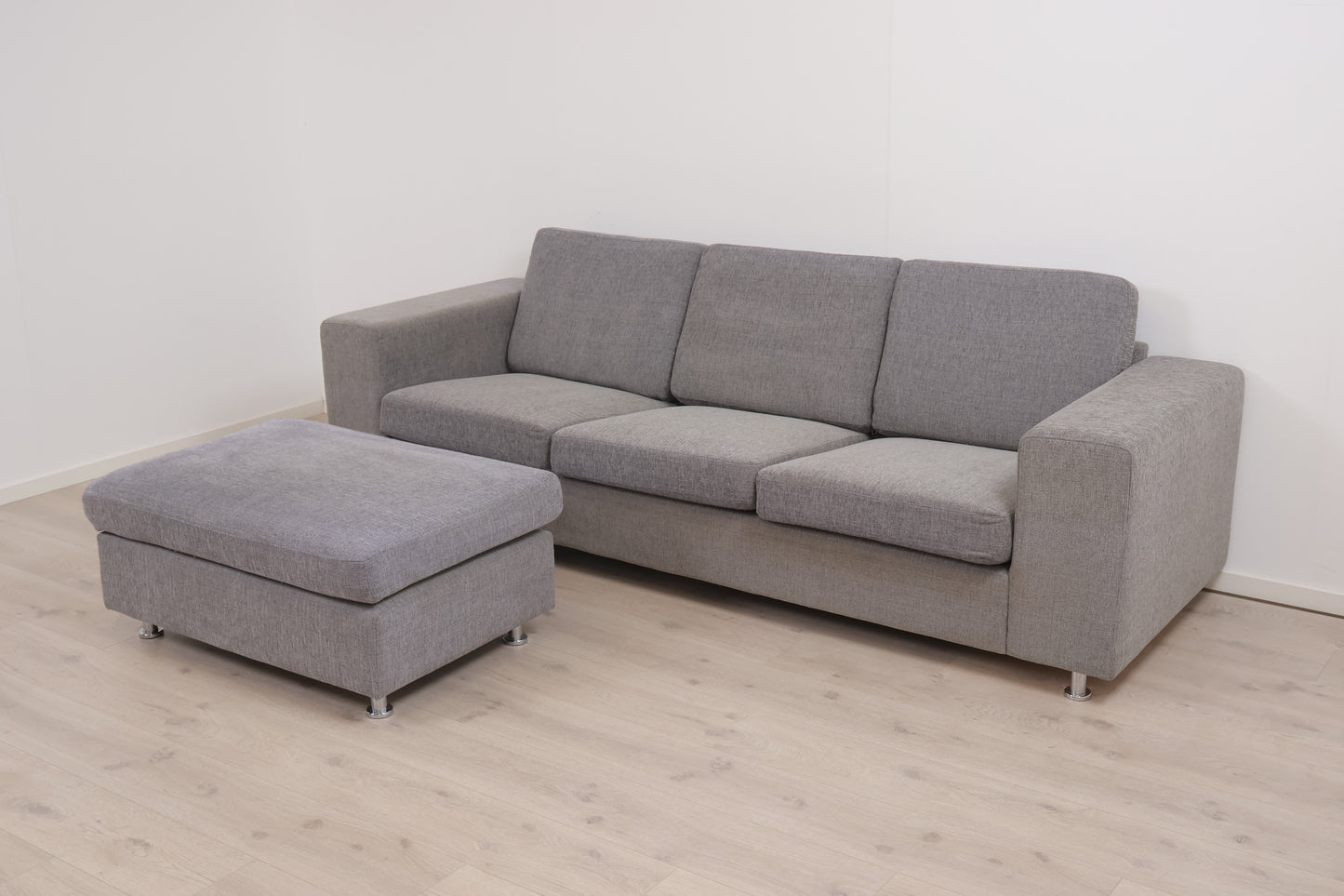 Nyrenset | Grå SITS 3-seter sofa med puff