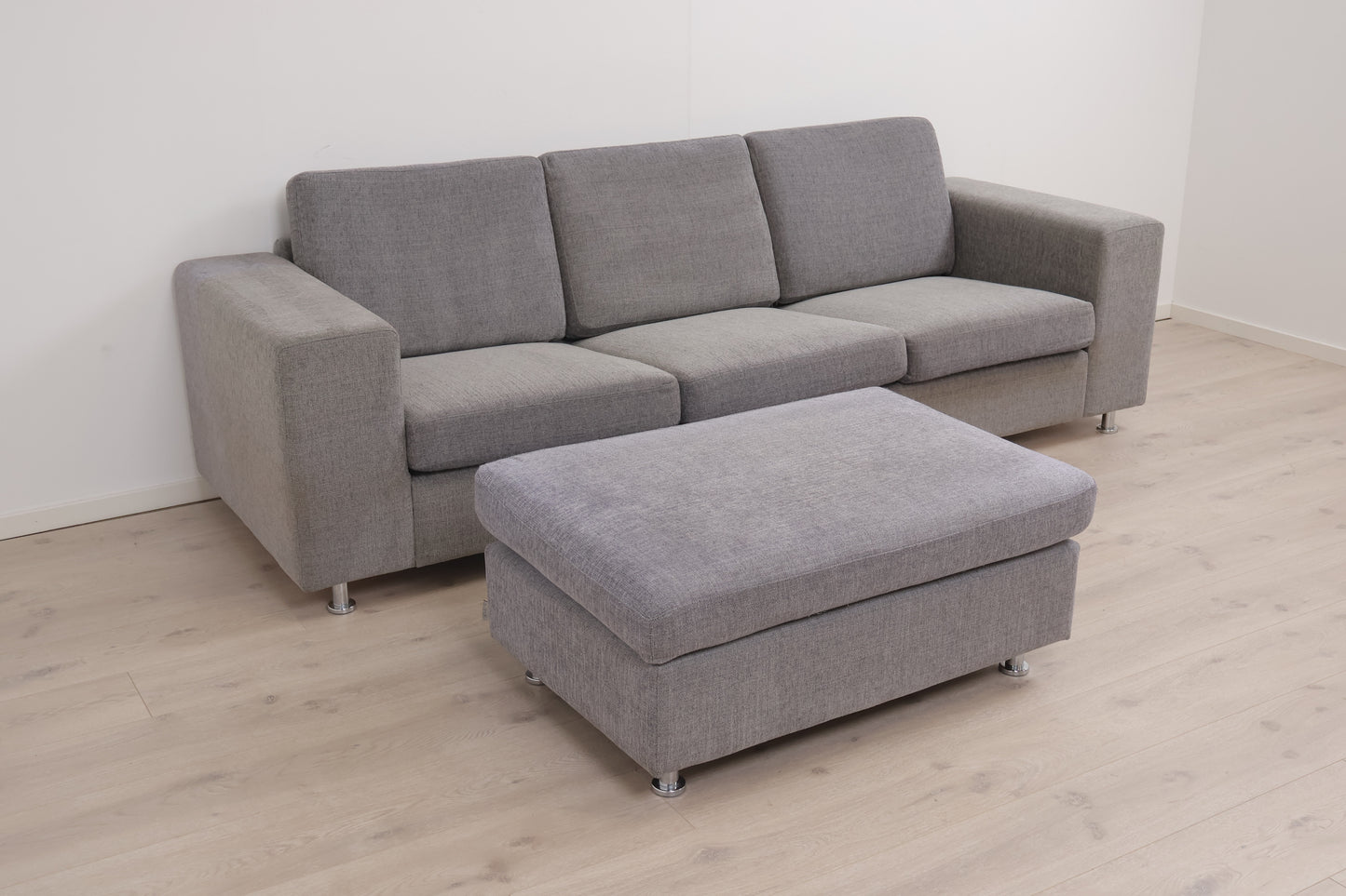 Nyrenset | Grå SITS 3-seter sofa med puff