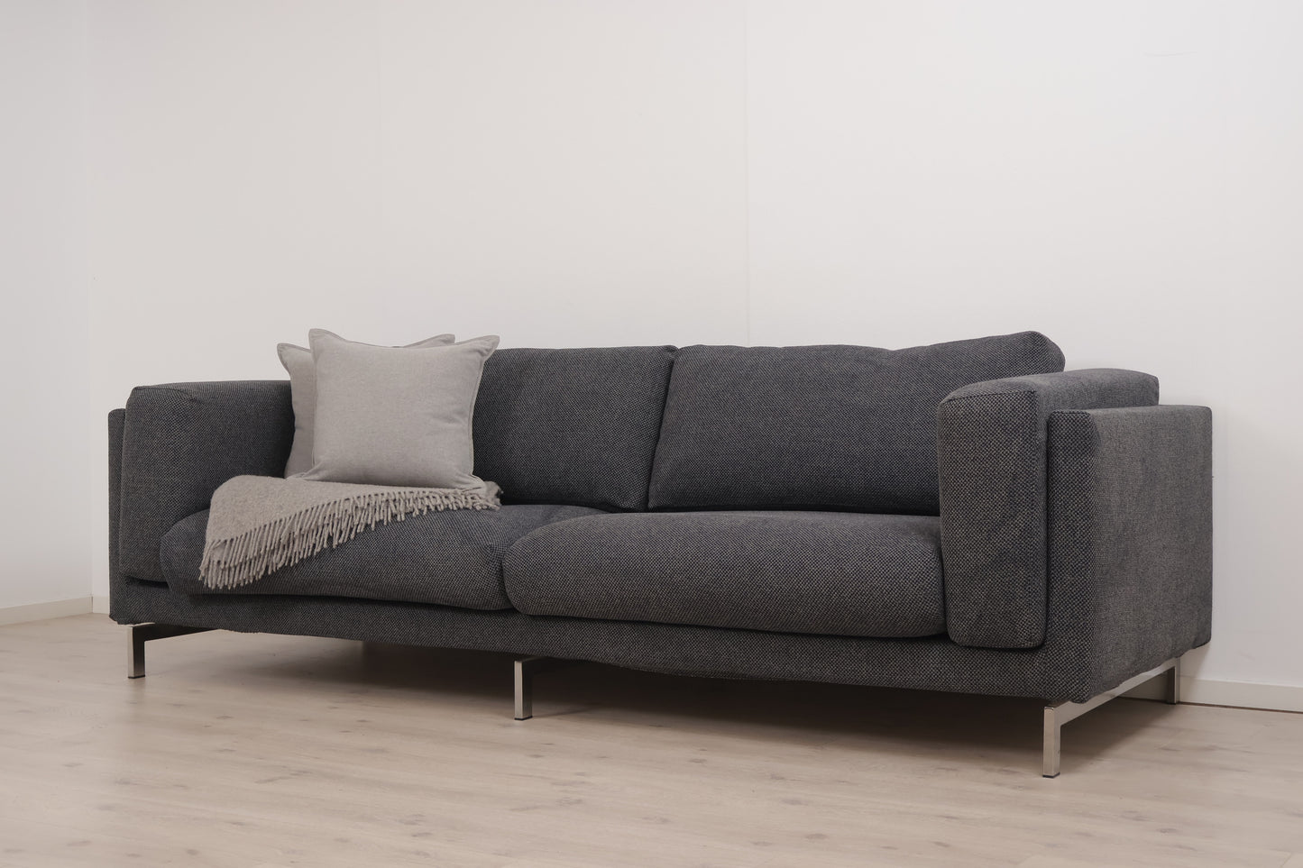 Nyrenset | Mørk grå IKEA Nockeby 3-seter sofa