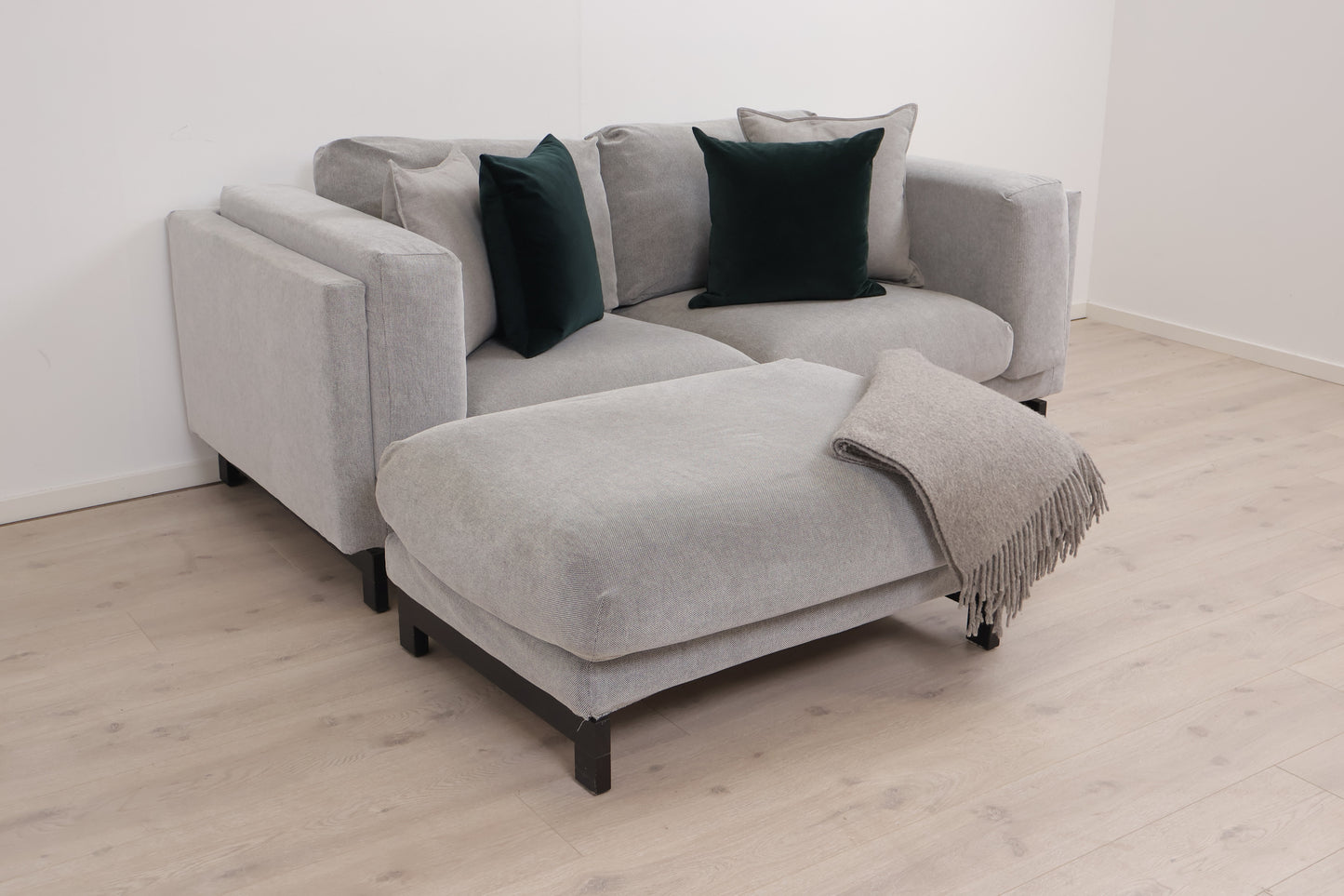 Nyrenset | Lys grå IKEA Nockeby 2-seter sofa med puff