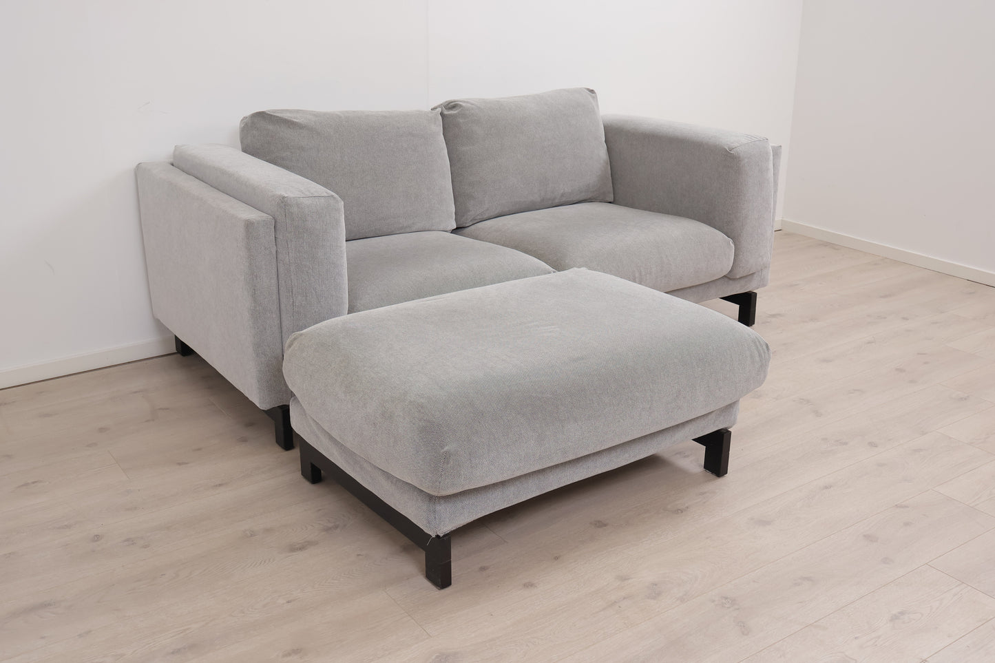 Nyrenset | Lys grå IKEA Nockeby 2-seter sofa med puff