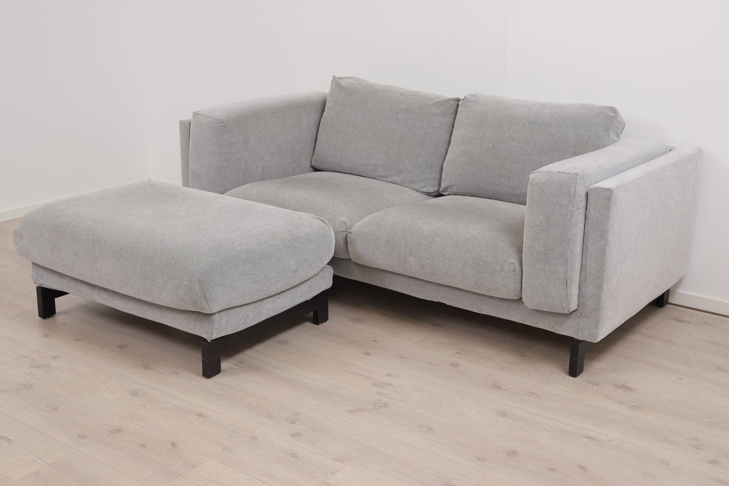 Nyrenset | Lys grå IKEA Nockeby 2-seter sofa med puff