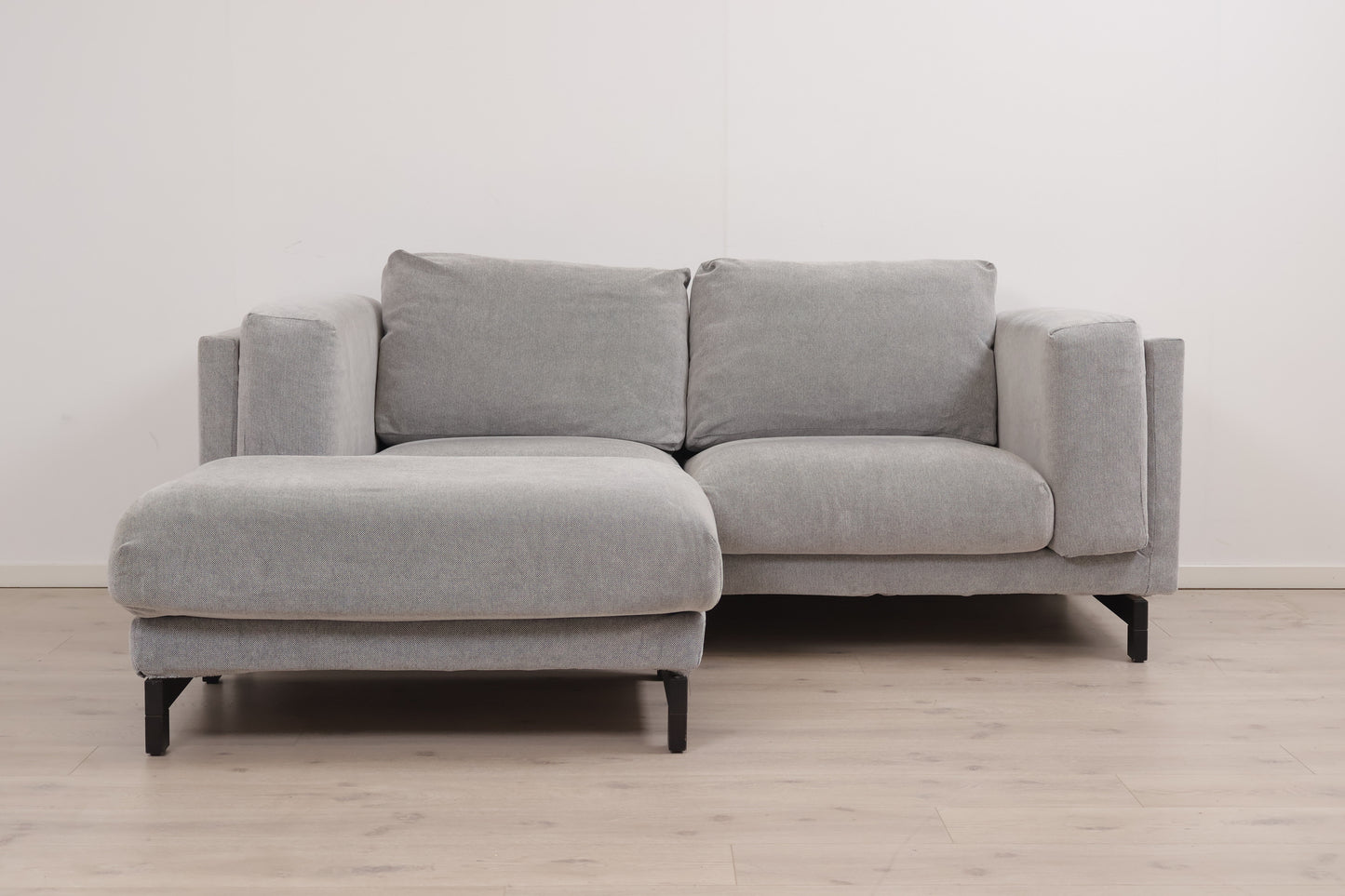 Nyrenset | Lys grå IKEA Nockeby 2-seter sofa med puff