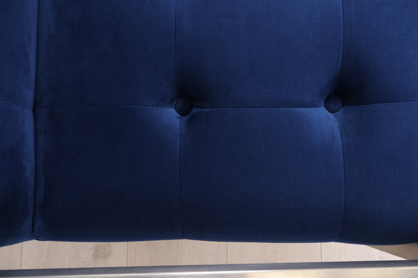 Nyrenset | Blå lenestol i velur med ramme i krom