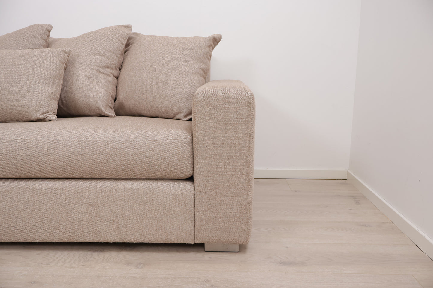 Nyrenset | Romslig beige sjeselongsofa