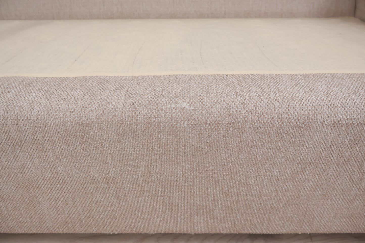 Nyrenset | Romslig beige sjeselongsofa