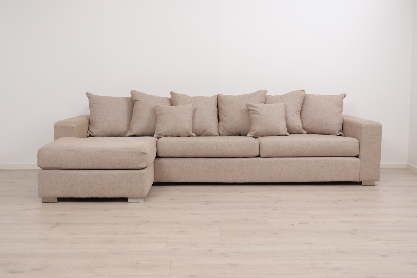 Nyrenset | Romslig beige sjeselongsofa