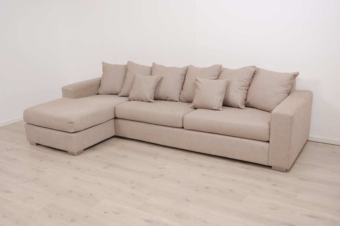 Nyrenset | Romslig beige sjeselongsofa